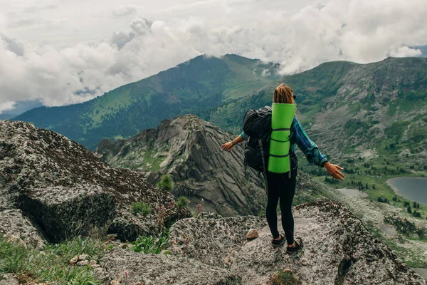 Caminhadas nas montanhas. Mulher viajante com mochila caminhadas na Rússia — Fotografia de Stock