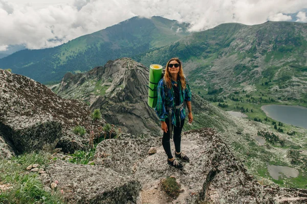 Wandelen in de bergen. Vrouw reiziger met rugzak wandelen in Rusland — Stockfoto