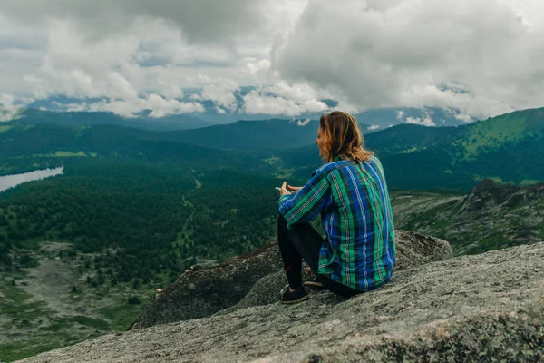 Vrouw zittend op de berg met prachtige natuur achtergrond — Stockfoto