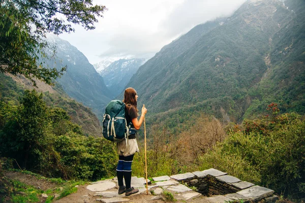 Caminhadas no Himalaia. Mulher viajante nas montanhas — Fotografia de Stock
