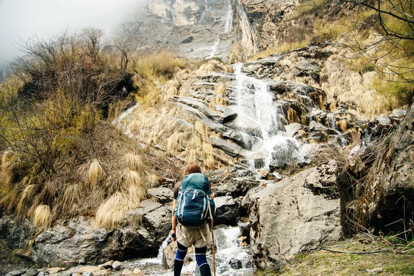 Escursioni in Himalaya. Donna viaggiatrice in montagna — Foto Stock