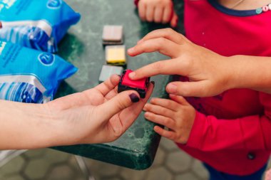 Kırmızı arkaplanda pembe ve beyaz boya ve fırçalar.