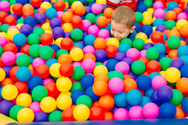 Barevné plastové koule hřiště uvnitř s dětmi — Stock fotografie