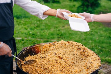Dev bir kazanda gerçek Özbek pilavı. Ulusal yemekleri pişirmek.