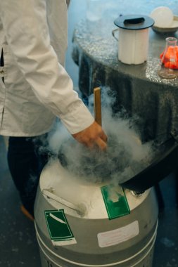 Sıvı nitrojenden üretilen nitrojen buharı Ambien 'e maruz kalır.
