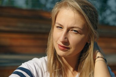 Genç hippi kadın tahta zeminde oturuyor..