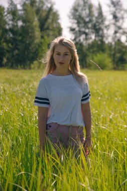 gülümseyen kadın boş beyaz t-shirt, t-shirt tasarım konsepti-