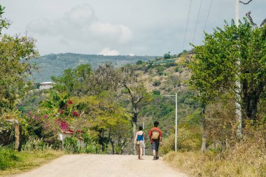 Kolombiya 'da Barichara ve Guane arasında El Camino Real' e turistler gider.