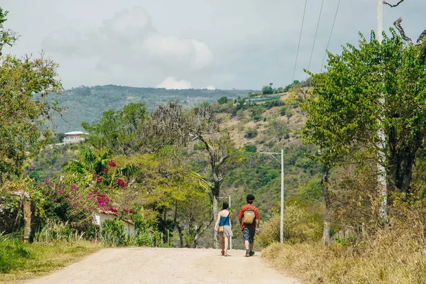 Kolombiya 'da Barichara ve Guane arasında El Camino Real' e turistler gider.