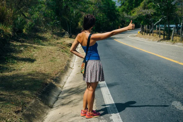 Cute American woman hitchhiking in latin america — ストック写真