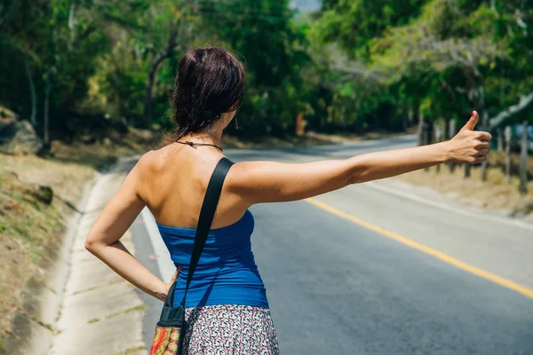 Cute American woman hitchhiking in latin america — ストック写真