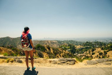 kız bulutlu bir gökyüzü altında Los Angeles bakıyor, Kaliforniya