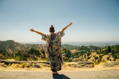 kız bulutlu bir gökyüzü altında Los Angeles bakıyor, Kaliforniya