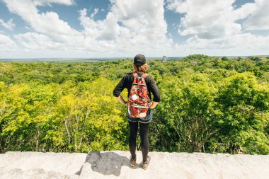 Tikal, Guatemala Ağustos turist El Peten departmanı, Tikal Milli Parkı bulunan bakıyor.