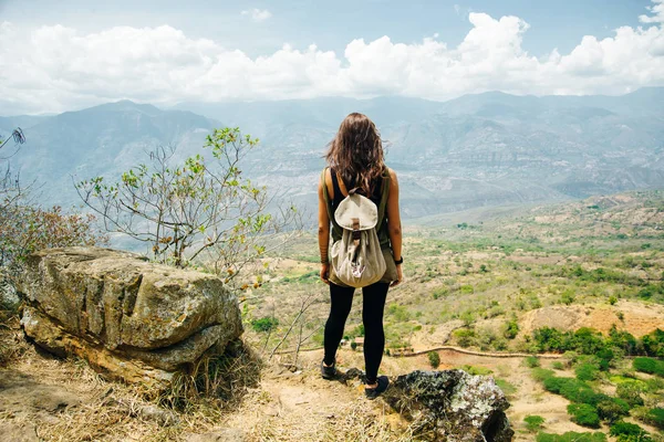 Kolombiya 'da Barichara ve Guane arasındaki El Camino Real' deki turist.