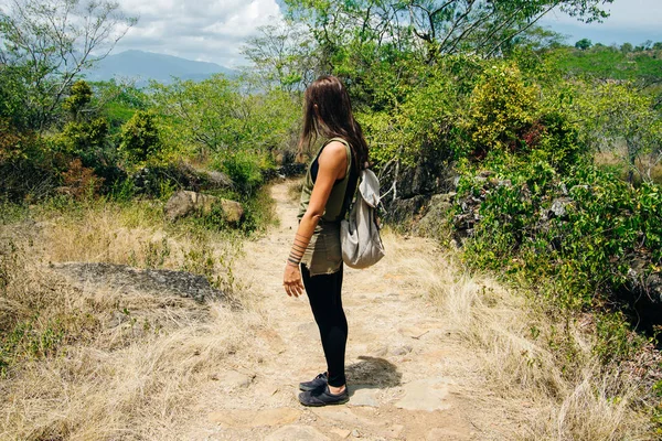 Kolombiya 'da Barichara ve Guane arasındaki El Camino Real' deki turist.
