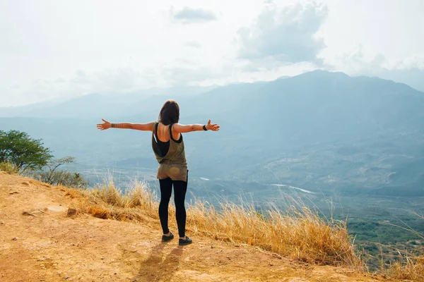 Tourist go on El Camino Real between Barichara and Guane in Colombia — ストック写真