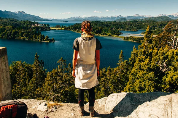 Menina está olhando para o lago Nahuel Huapi, San Carlos de Bariloche Argentina — Fotografia de Stock