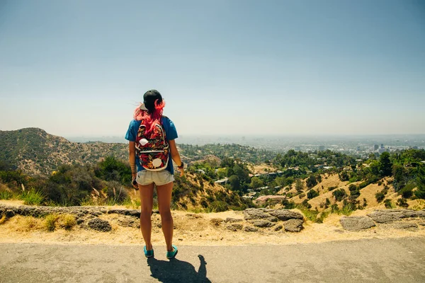 kız bulutlu bir gökyüzü altında Los Angeles bakıyor, Kaliforniya