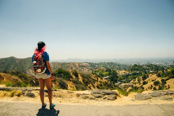 kız bulutlu bir gökyüzü altında Los Angeles bakıyor, Kaliforniya