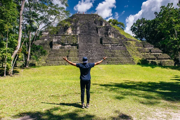 Tikal, Guatemala Ağustos turist El Peten departmanı, Tikal Milli Parkı bulunan bakıyor.