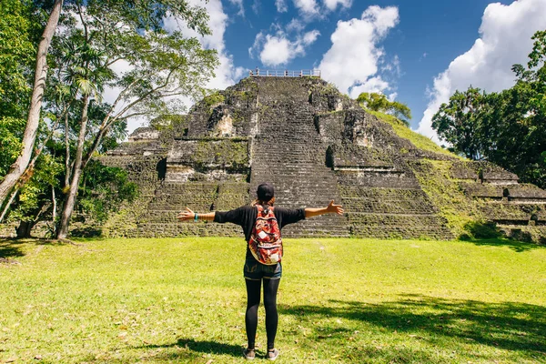 Tikal, Guatemala Ağustos turist El Peten departmanı, Tikal Milli Parkı bulunan bakıyor.