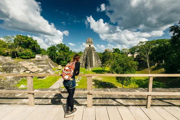 TIKAL, GUATEMALA turista AUGUST está olhando localizado no departamento de El Peten, Parque Nacional Tikal . — Fotografia de Stock