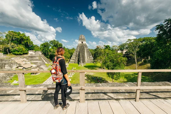 Tikal, Guatemala Ağustos turist El Peten departmanı, Tikal Milli Parkı bulunan bakıyor.
