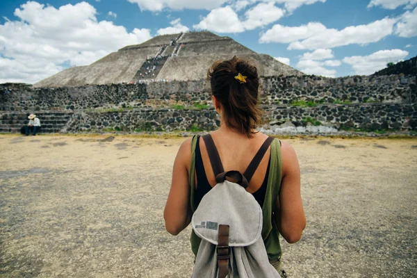 Teotihuacan, México. Um turista mexicano americano com mochila e chapéu desfruta da vista do topo da Pirâmide. O Sol — Fotografia de Stock