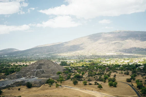 Teotihuacan, Meksika. Piramidin tepesinden görünümü. Güneş