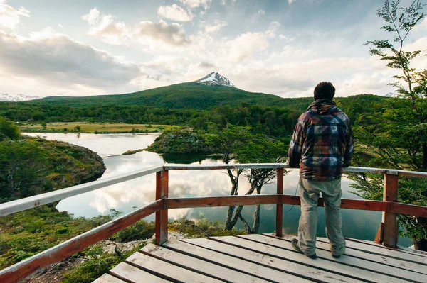 男子走在阳台上，背景是美丽的风景。阿根廷 乌斯怀亚 — 图库照片