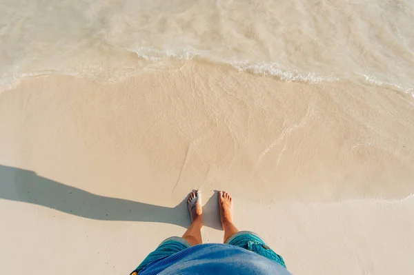 파도와 맑은 바다 물이있는 모래 해변의 전망. — 스톡 사진