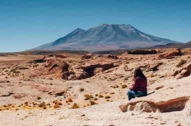 Kız Uyuni Bolivya 'da çöle bakıyor.