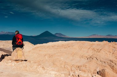 Kız Uyuni Bolivya 'da çöle bakıyor.
