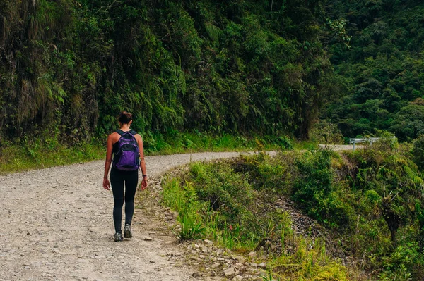 Avventura foto di viaggio. turista sulla strada della morte in Bolivia — Foto Stock