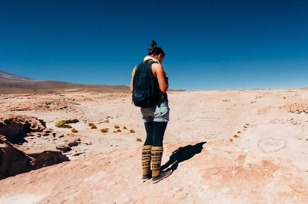 Girl is looking at desert in Uyuni Bolivia — 图库照片