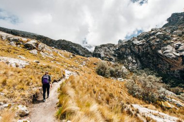 Laguna churup manzarası. Huaraz kasabası yakınlarındaki Peru And Dağları 'nda gizlenmiş bir lagün.