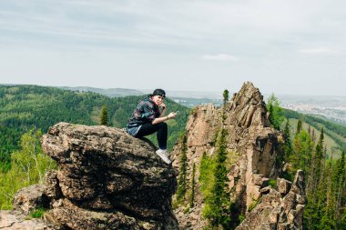 Doğa koruma alanındaki bakış açısı Stolby krasnoyarsk