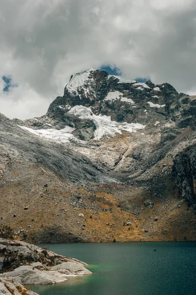 Ландшафт лагуни - лагуни, заховані в перуанських горах біля міста Гуараз. — стокове фото