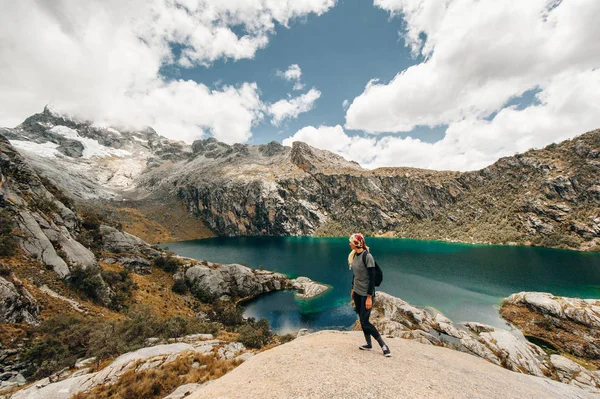 Huaraz镇附近的秘鲁安第斯山脉中隐藏着一座泻湖- - laguna churup的景观 — 图库照片