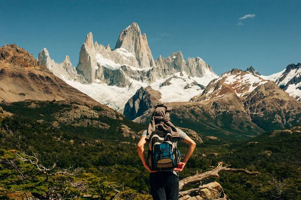 位于阿根廷菲茨罗伊山脉背景下的游客 — 图库照片