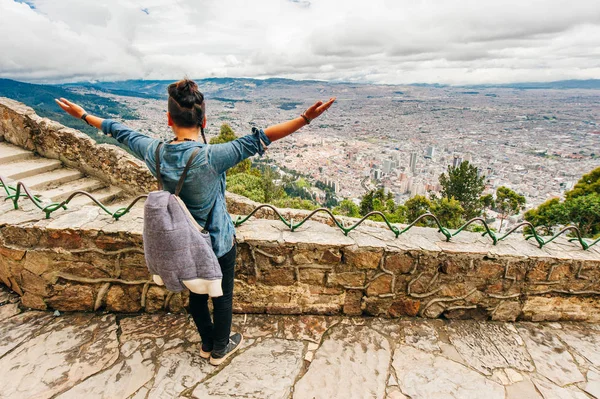 Bogota, Kolombiya şehir merkezi manzarası. Monserrate Dağı