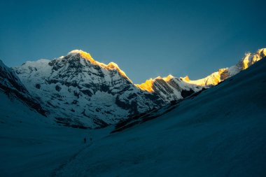 Annapurna Güney Surat, gün doğumunda. Annapurna Güney Surat, Annapurna ana kampından gün doğumunda..