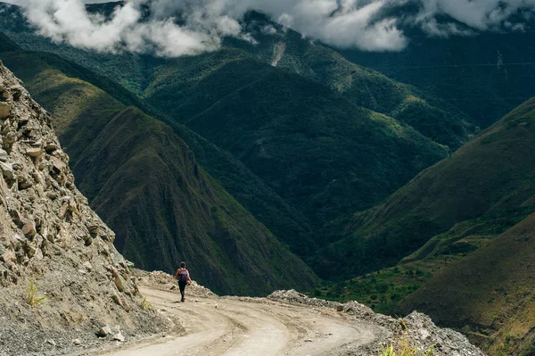 Visualizza autobus strada sterrata per montagne Machu Picchu — Foto Stock