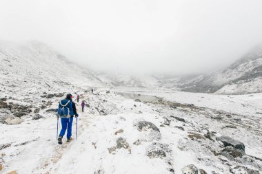 Kızla manzara, karlı tepeli yüksek dağlar, yol, Nepal 'de mavi gökyüzü. Seyahat et. Eski tarz. Doğa