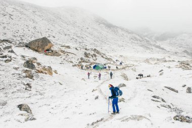 Kızla manzara, karlı tepeli yüksek dağlar, yol, Nepal 'de mavi gökyüzü. Seyahat et. Eski tarz. Doğa