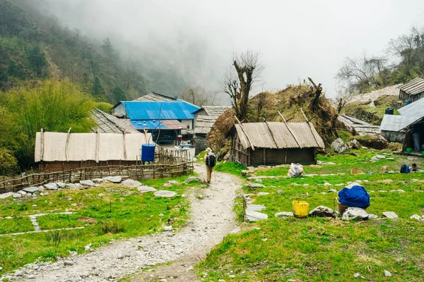 Dağdaki gezginler için yerel loca, Nepal