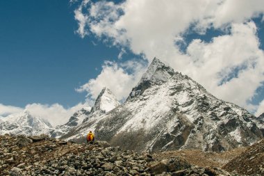Himalaya zirveleri, güneşli bir günde Everest bölgesindeki mavi gökyüzü arka planında Nepal, Himalayalar