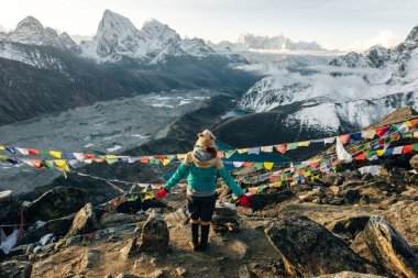 Gokyo ri dağının zirvesinde Nepal 'deki Everest ana kampı yürüyüşü sırasında kadın turist yürüyüşü.