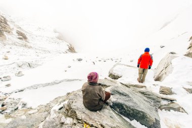 Himalaya zirveleri Everest bölgesindeki kar arka planında Nepal, Himalayalar